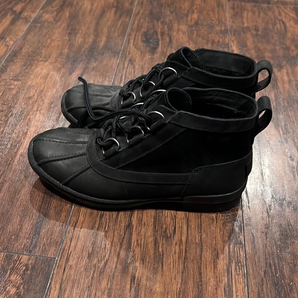 Heather Ugg pure wool lined waterproof lace up booties EUC size 7 black